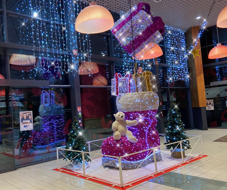 Décorations de Noël pour centre commerciaux : la magie de Noël s’invite dans les magasins et grandes surfaces